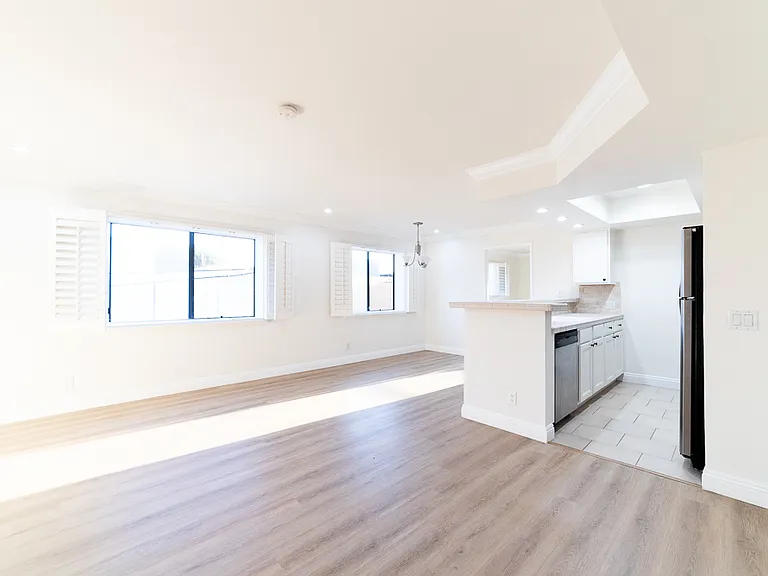 1510 S Barrington Ave #101 — Photo 1