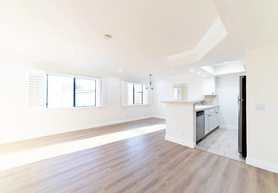 1510 S Barrington Ave #101