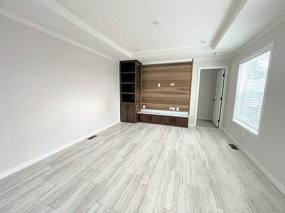 4th image of 3-165 Summer St