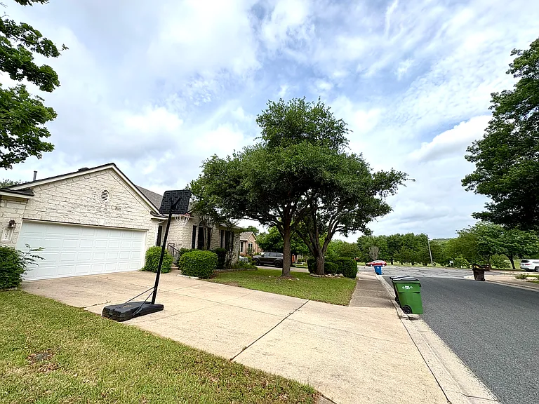 207 Kettleman Ln N — Photo 4