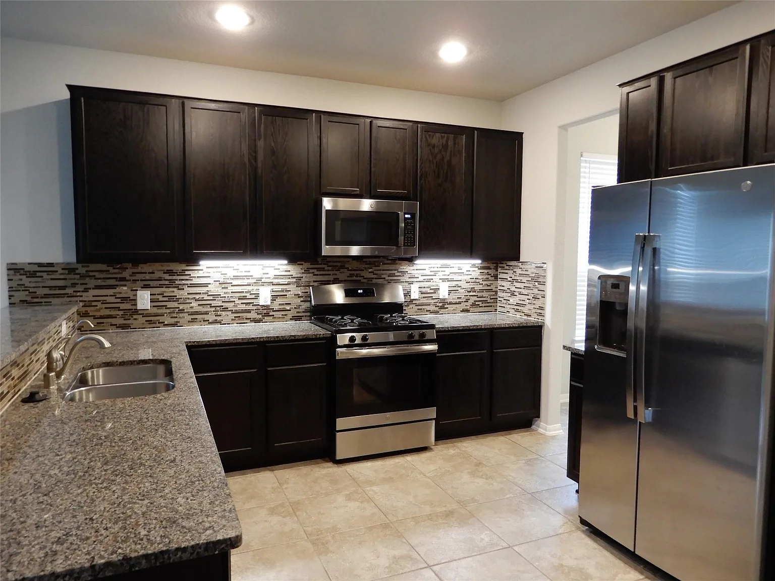 4 bed, 3.5 bath, 3096 sqft, $2,700 — Photo 2