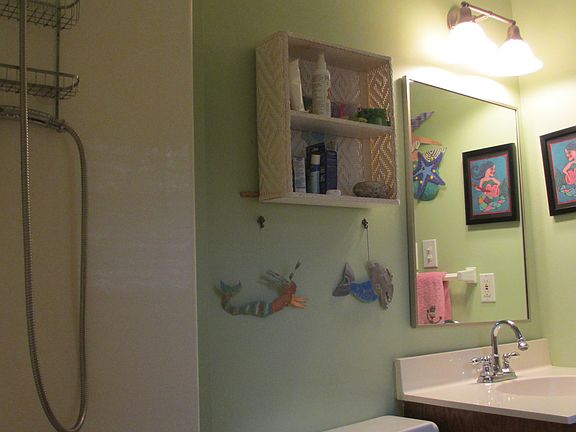 Full Bath in Back Bedrm