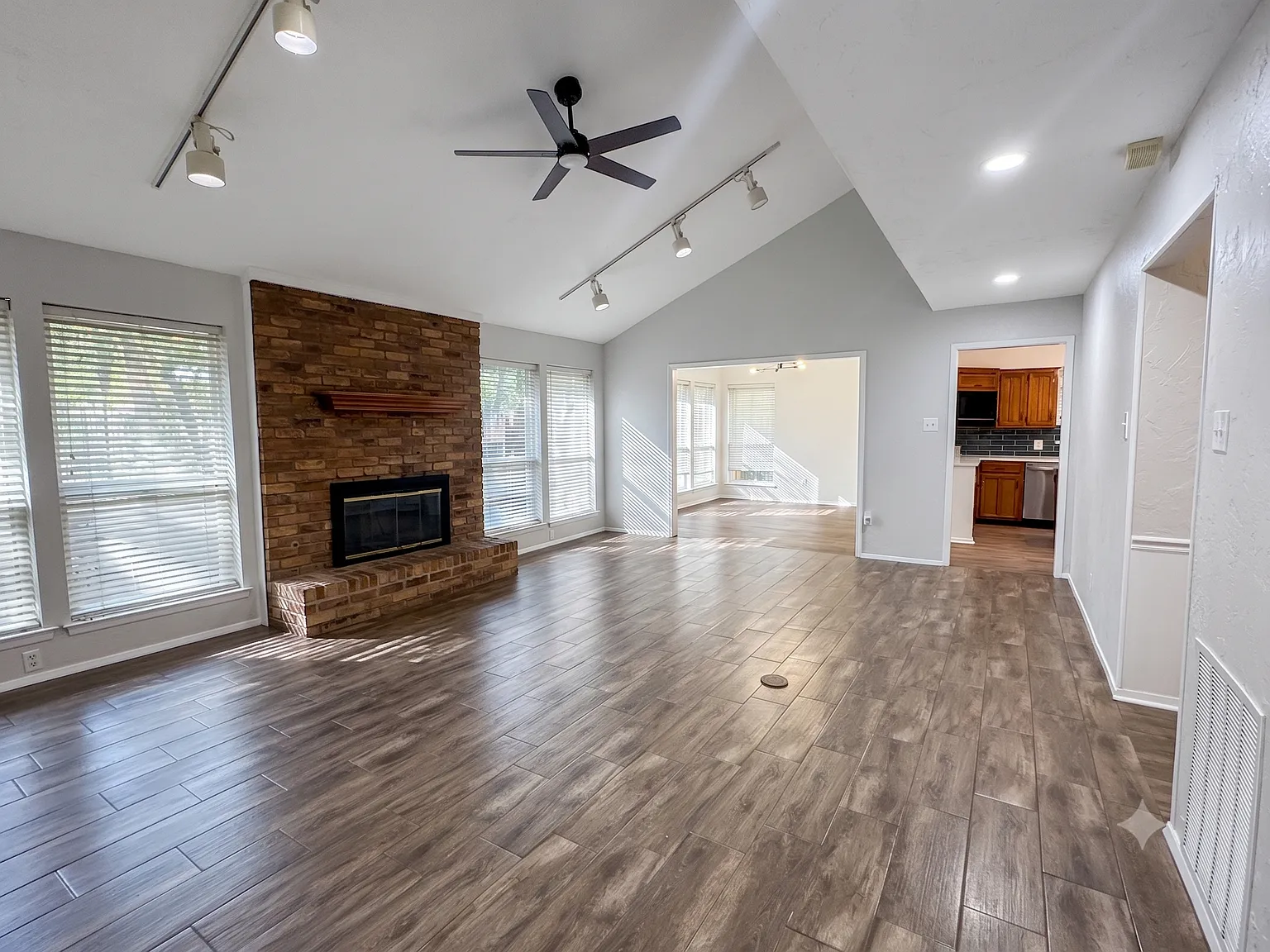 4 bed, 2.5 bath, 1887 sqft, $2,350 — Photo 3
