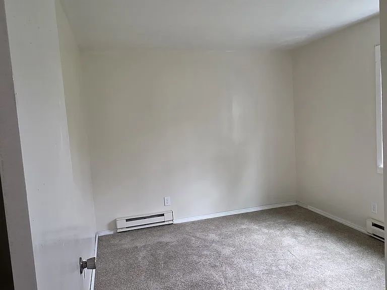 555 1/2 Canterbury Dr — Photo 23