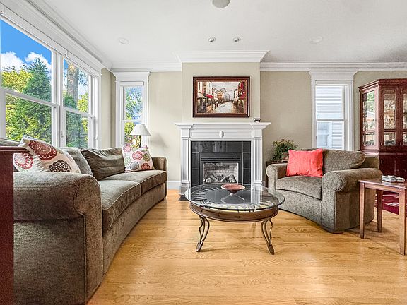 4th image of 2135 W Montrose Ave