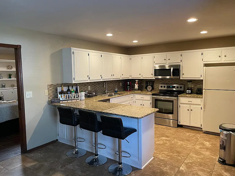 13101 S Robinson Ave — Photo 2