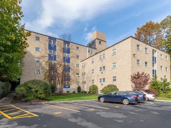 5050 Washington St APT 563, West Roxbury, MA 02132
