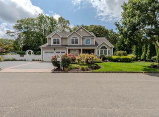 6 Hearthstone Ln, Nesconset, NY 11767