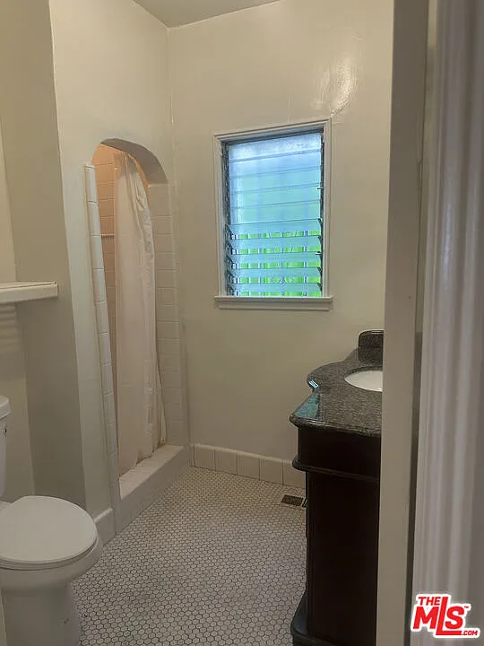 3 bed, 2.0 bath, 1900 sqft, $5,795 — Photo 3