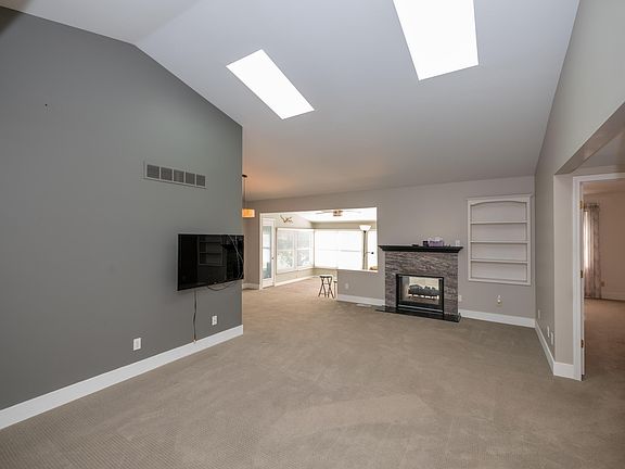 3rd image of 3458 Woodbridge Ln