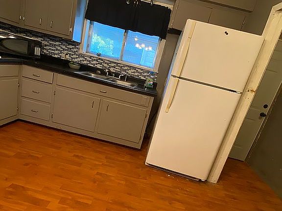 Kitchen-fridge & stove stay