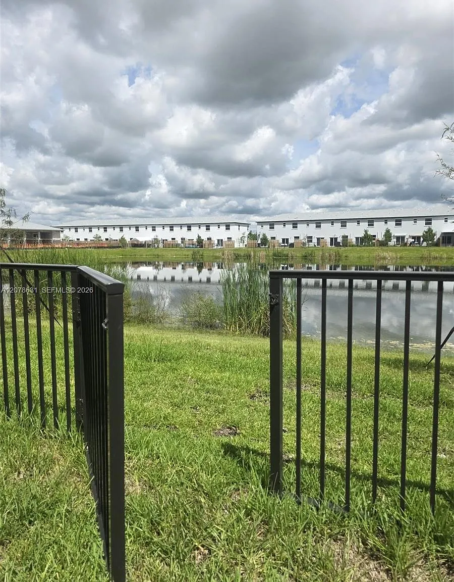 3 bed, 3.0 bath, 1827 sqft, $3,000 — Photo 3