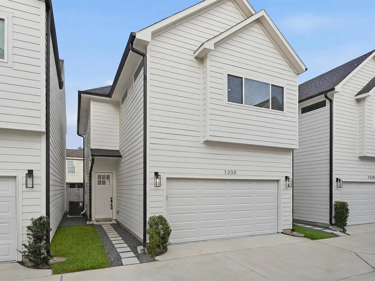 3 bed, 2.5 bath, 1650 sqft, $2,300 — Photo 2