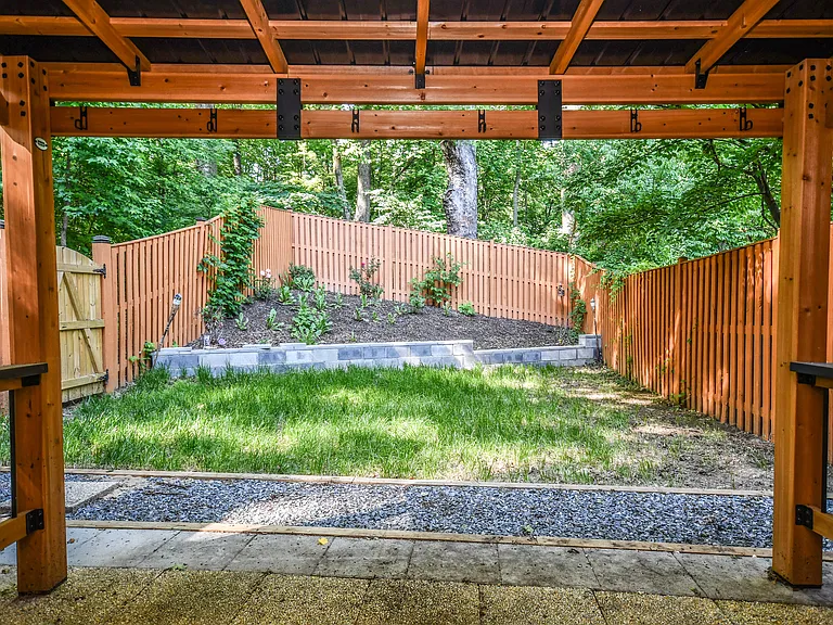 10231 Millstream Dr — Photo 31
