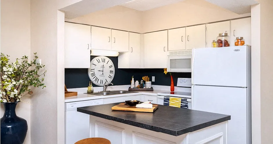 Embassy Park Apartments — Photo 3