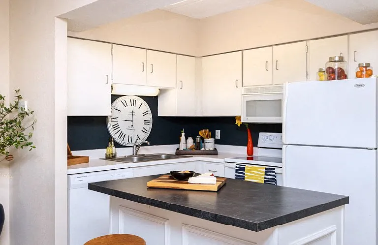 Embassy Park Apartments — Photo 3