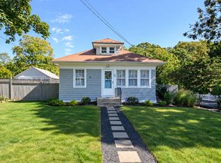 16 Squiretown Rd, Hampton Bays, NY 11946
