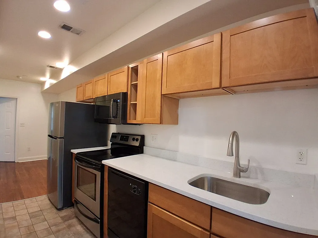 2 bed, 950 sqft, $2,300 — Photo 3