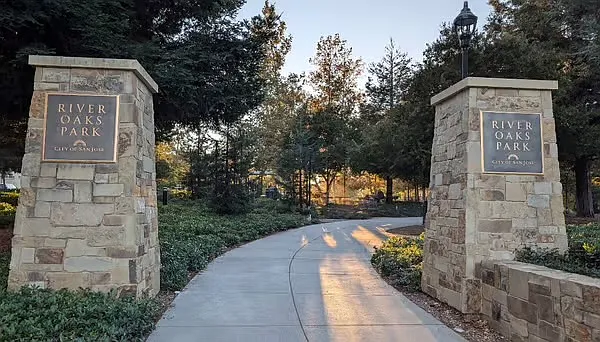 430 Galleria Dr — Photo 23