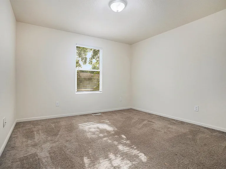 2625 Redwood Ave — Photo 12