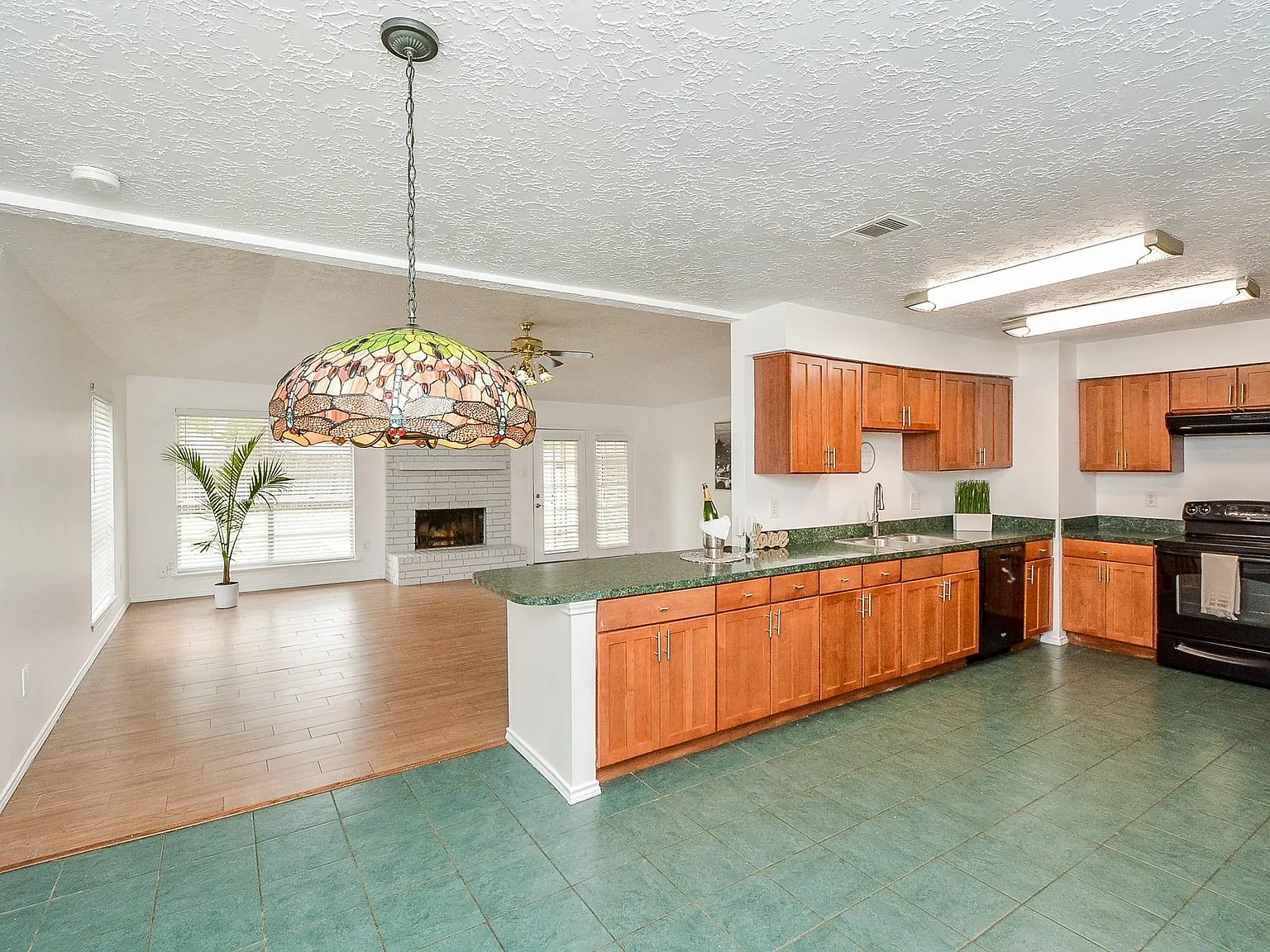 3 bed, 2.0 bath, 2001 sqft, $2,000 — Photo 1