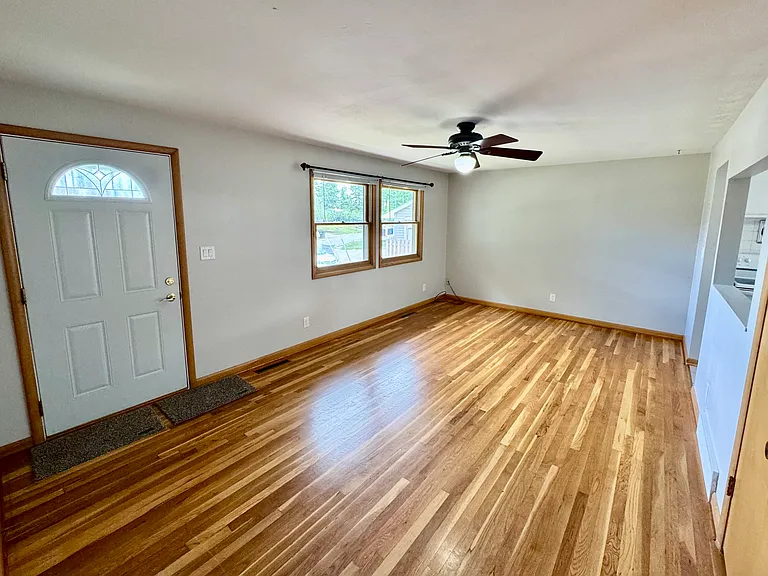 3929 Lakeview Dr — Photo 3