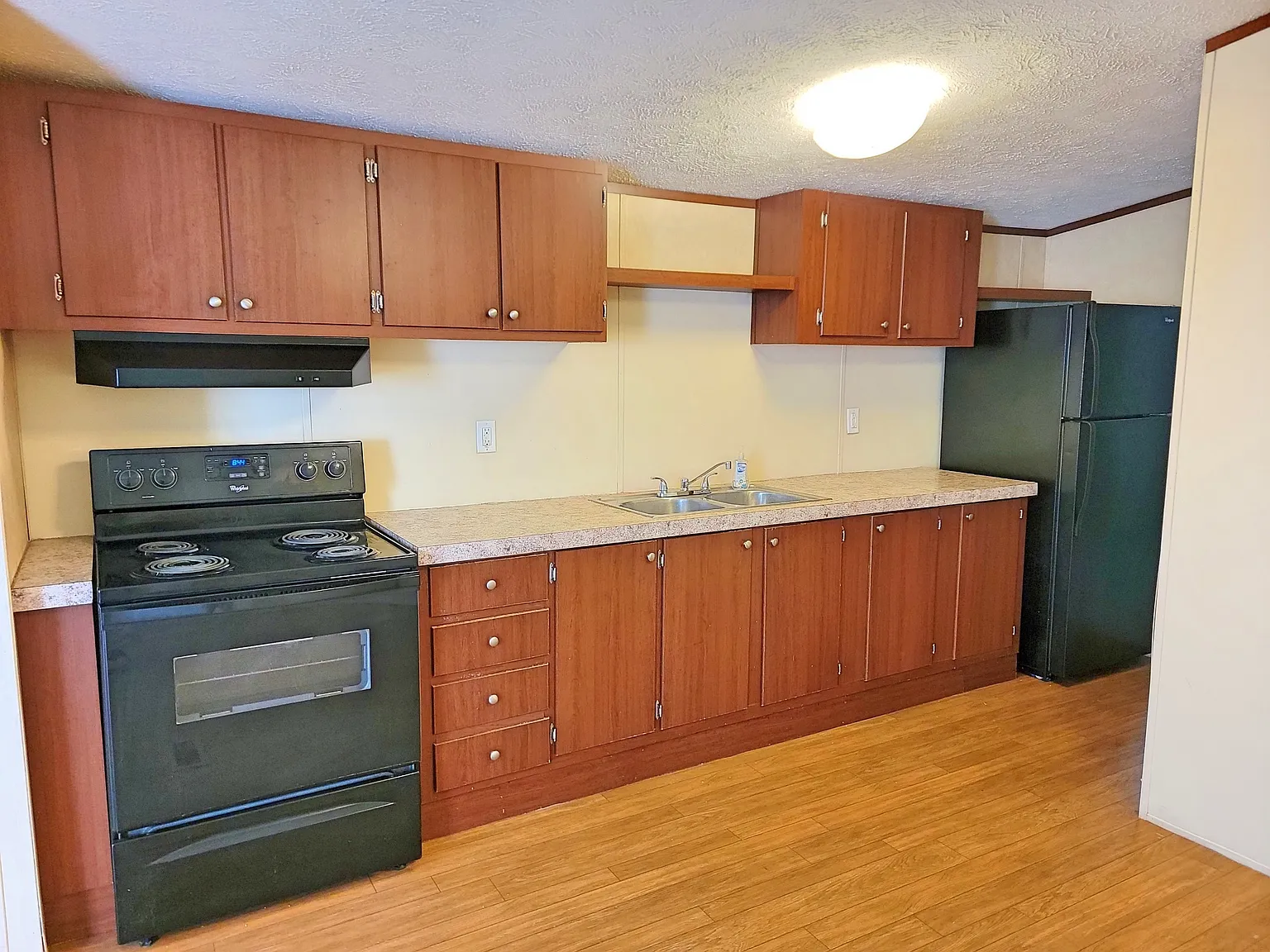 3 bed, 1050 sqft, $1,300 — Photo 2