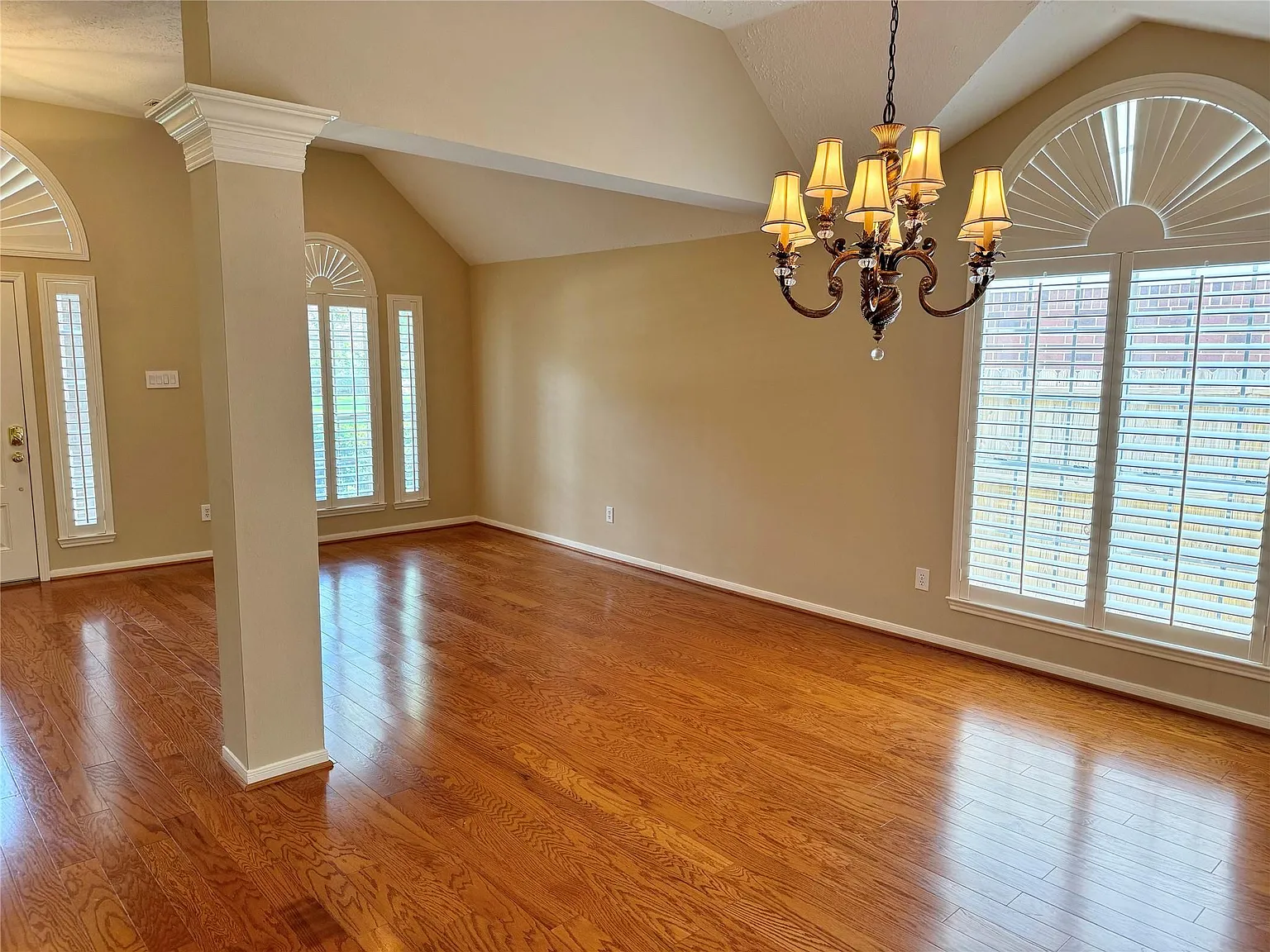 3 bed, 2.0 bath, 2368 sqft, $2,550 — Photo 3