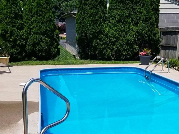 3rd image of 10402 Meadowview Dr