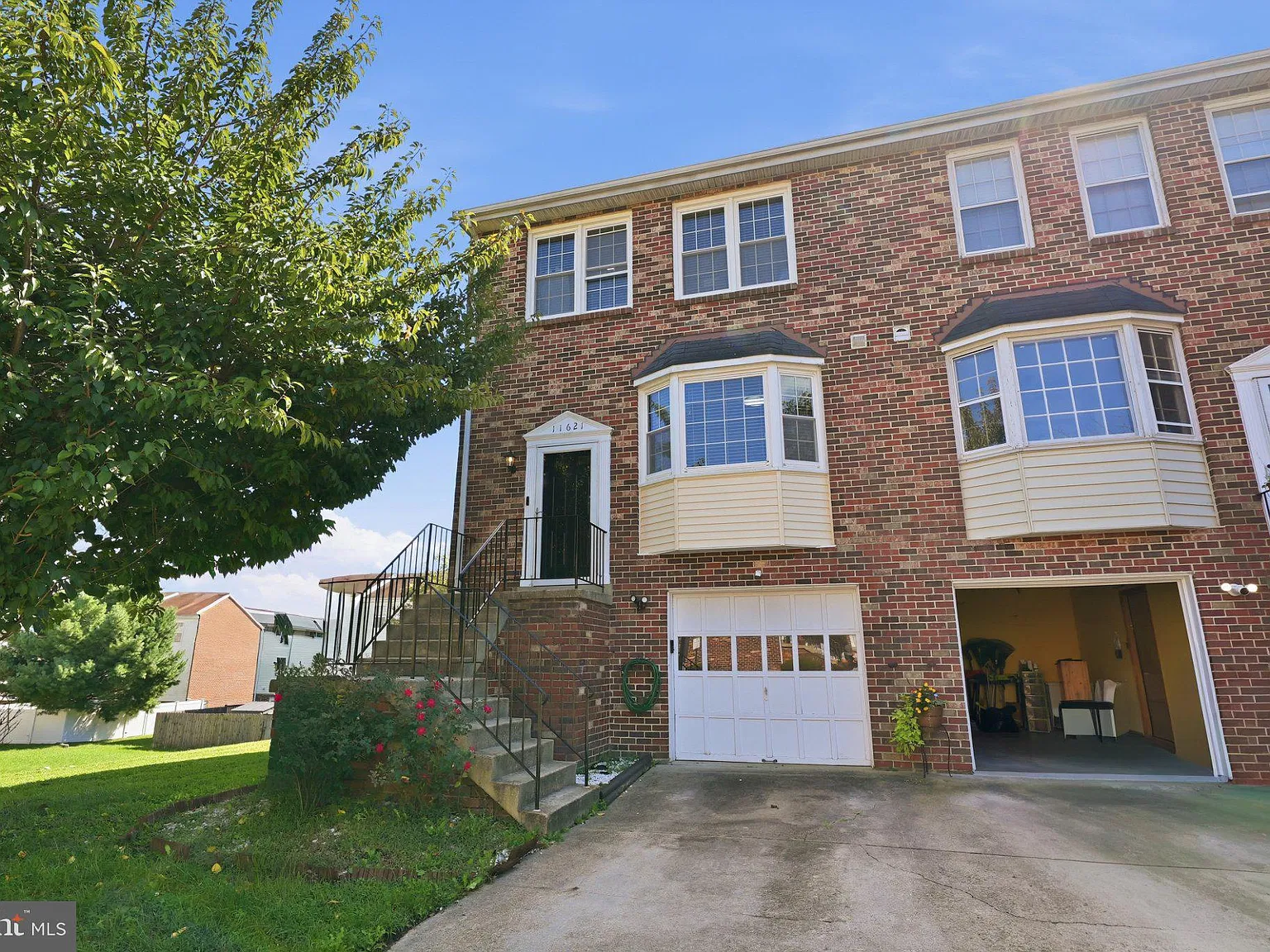 3 bed, 4.0 bath, 1368 sqft, $3,000 — Photo 2