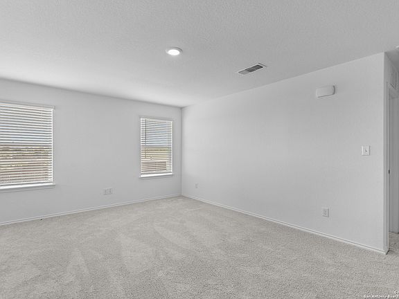 4th image of 815 Bluegrass Point