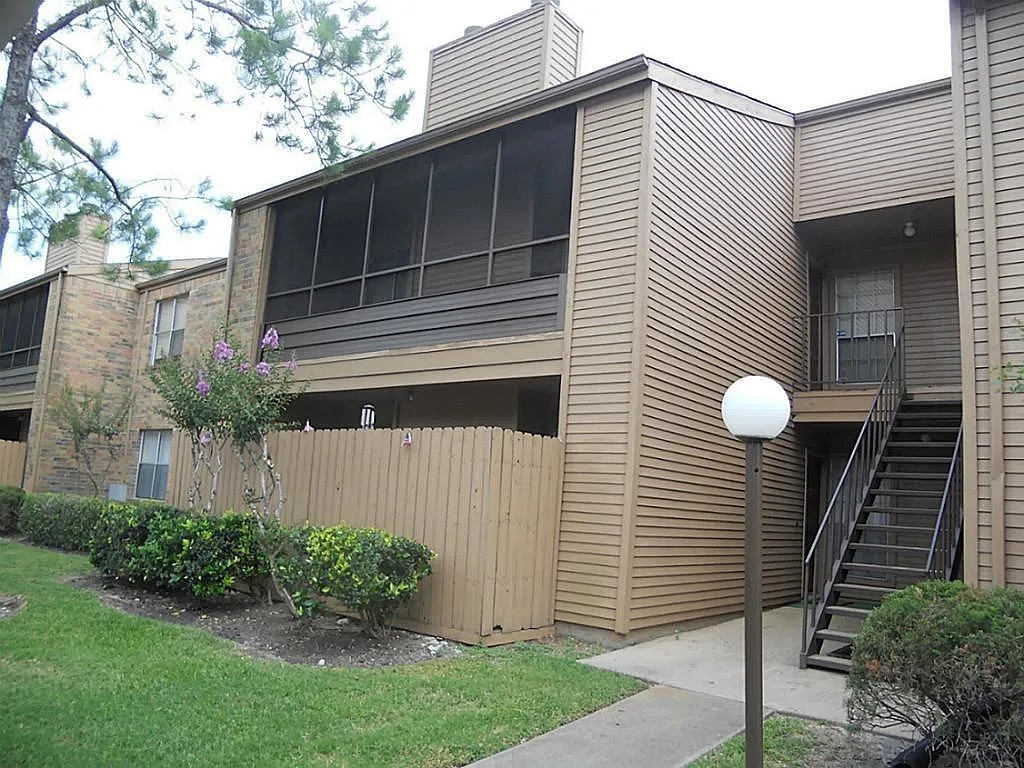 2 bed, 2.0 bath, 946 sqft, $1,300 — Photo 2