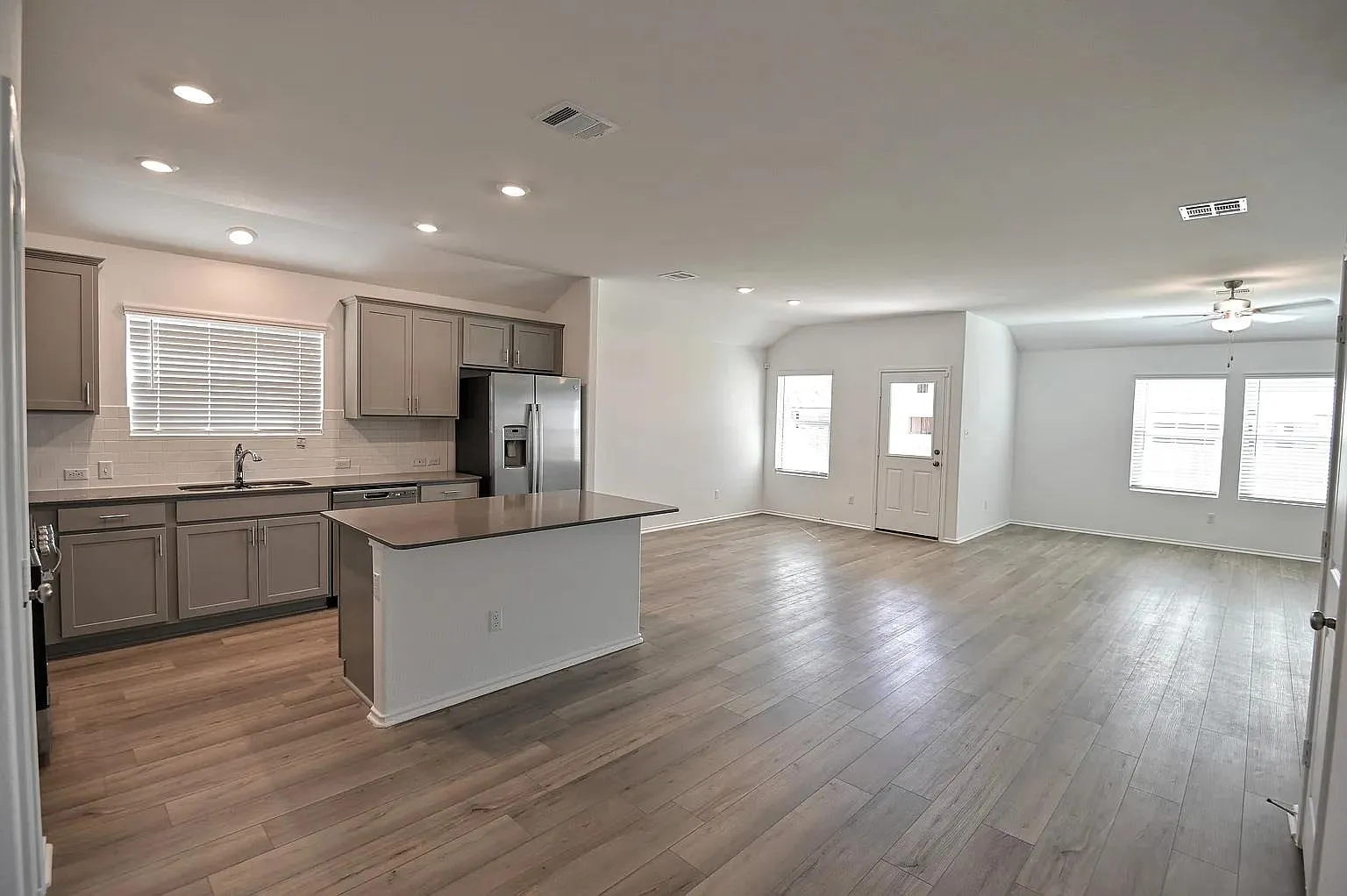 4 bed, 2.0 bath, 1982 sqft, $2,050 — Photo 2