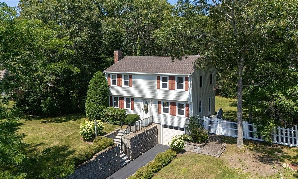 1st image of 10 Pinehurst Dr