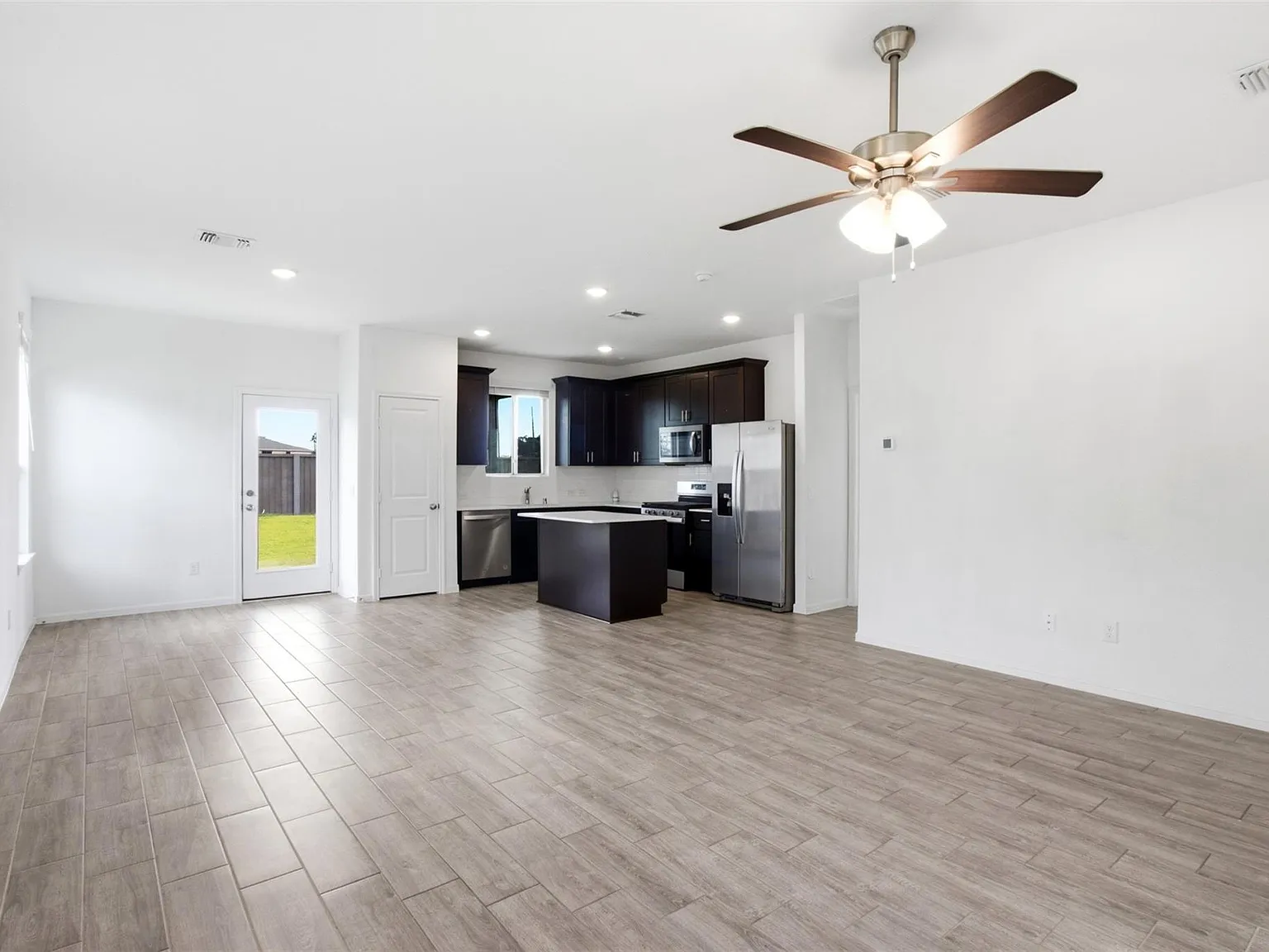 5 bed, 3.0 bath, 2571 sqft, $2,600 — Photo 2