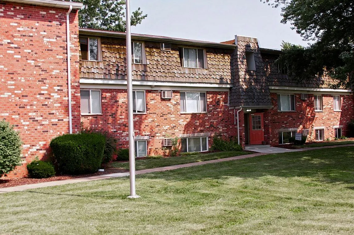 Foster Garden Apartments — Photo 3