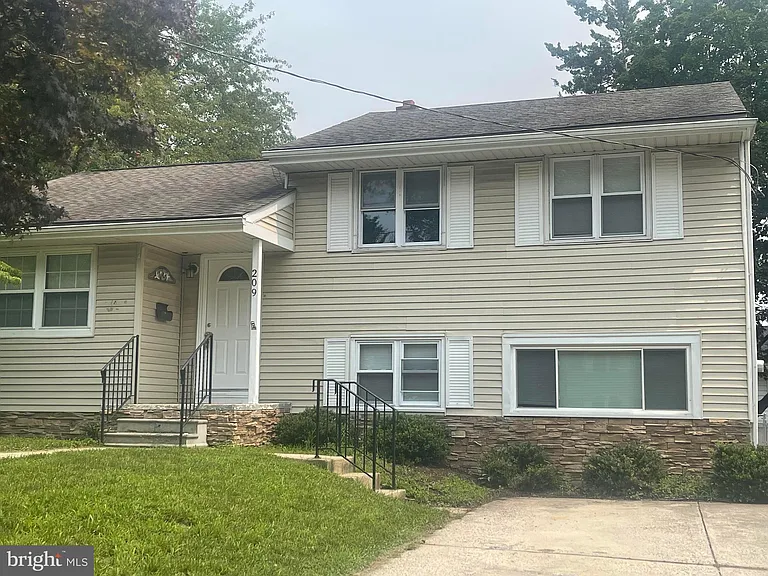 209 Maine Ave — Photo 26