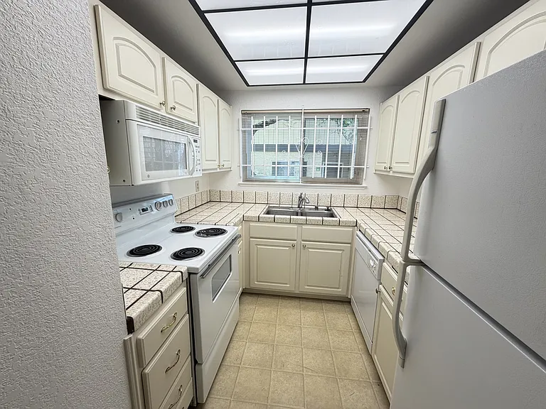 10401 Shaw St #602 — Photo 4