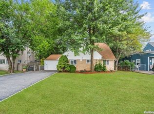 125 Blacksmith Rd, Levittown, NY 11756