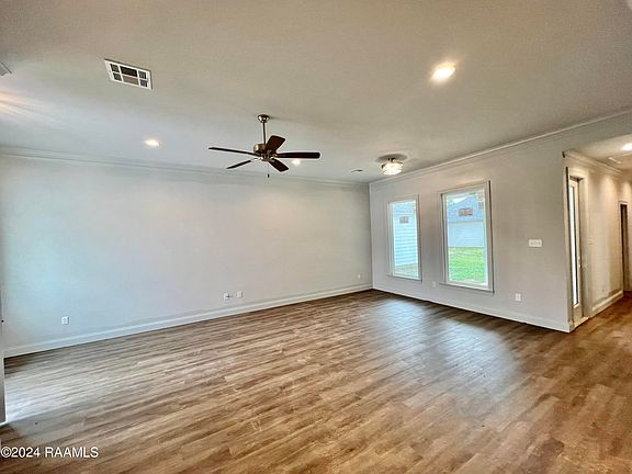 3rd image of 303 Berchman Oaks Dr