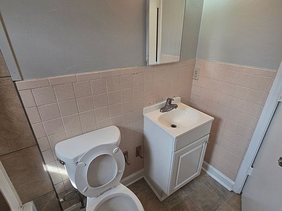 5th image of 4848 Berl St