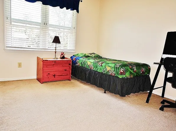 408 Hampshire Pl, Jacksonville, NC 28546