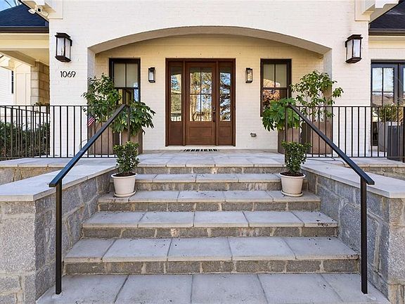 2nd image of 1069 Cumberland Rd NE