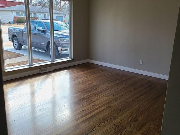 4th image of 915 Vegas Dr