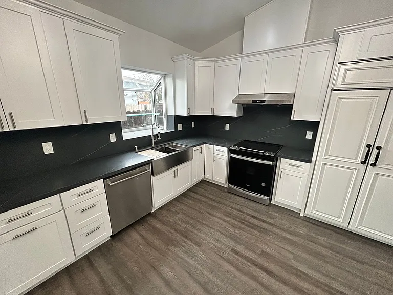 1527 W Orangeburg Ave — Photo 2
