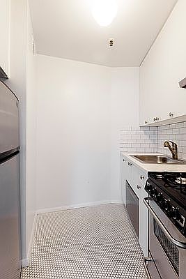 5th image of 127 4th Ave APT 6H