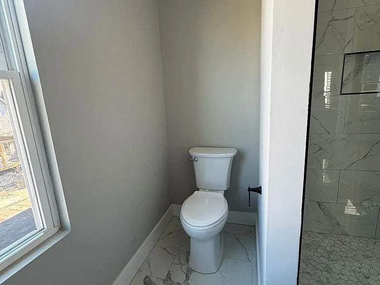 (2nd floor) Master Bathroom throne