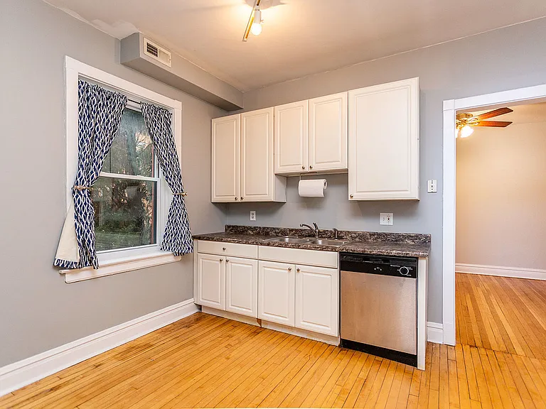 923 W Sheridan Rd #1 — Photo 2