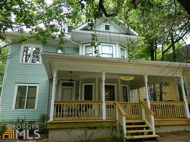 Beautifully renovated 2 bed/2.5 bath townhouse in the heart