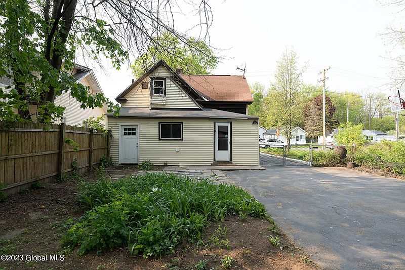 4th image of 1881 Tower Avenue
